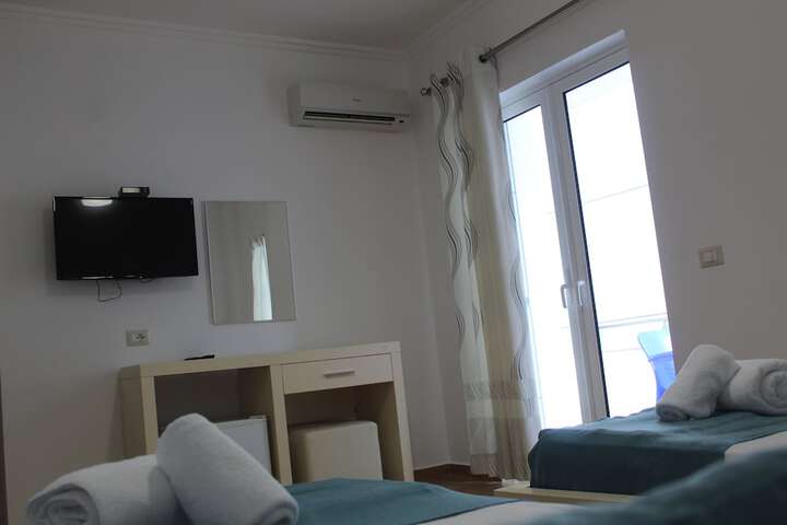 Room 6 of 100