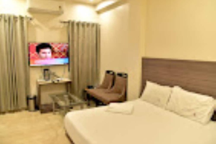 Room 8 of 11