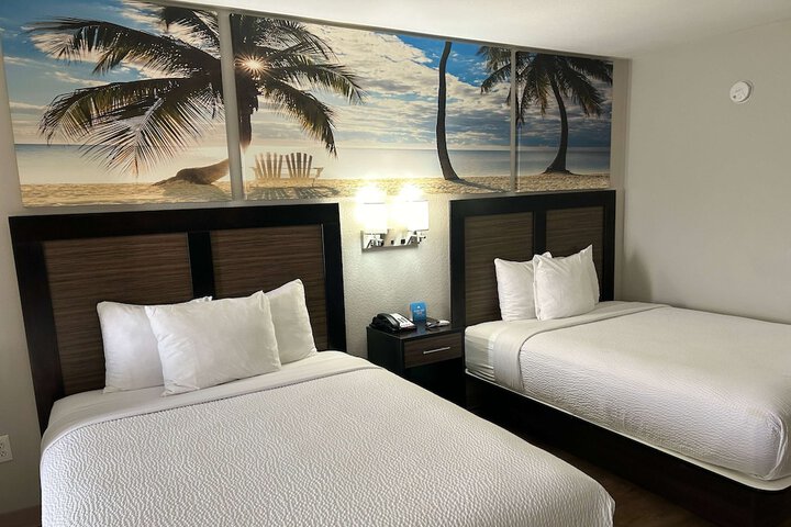 1 Queen Bed Mobility Accessible (1 of 3)
