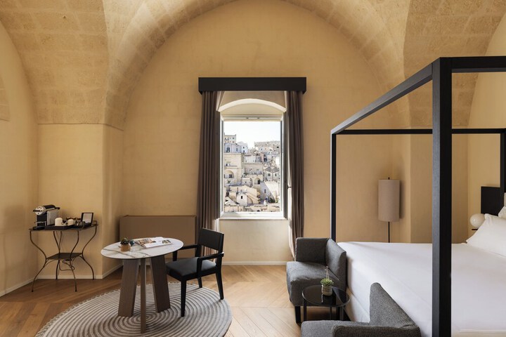 Room 44 of 281