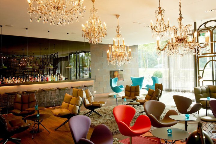 Lounge 24 of 27