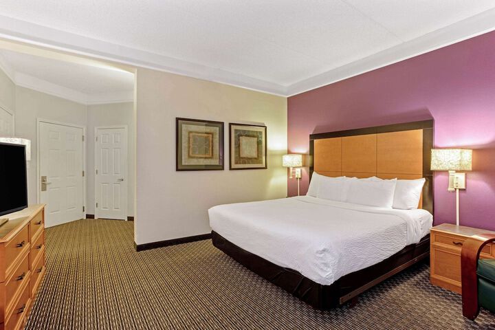 1 King Bed Deluxe Room (11 of 23)