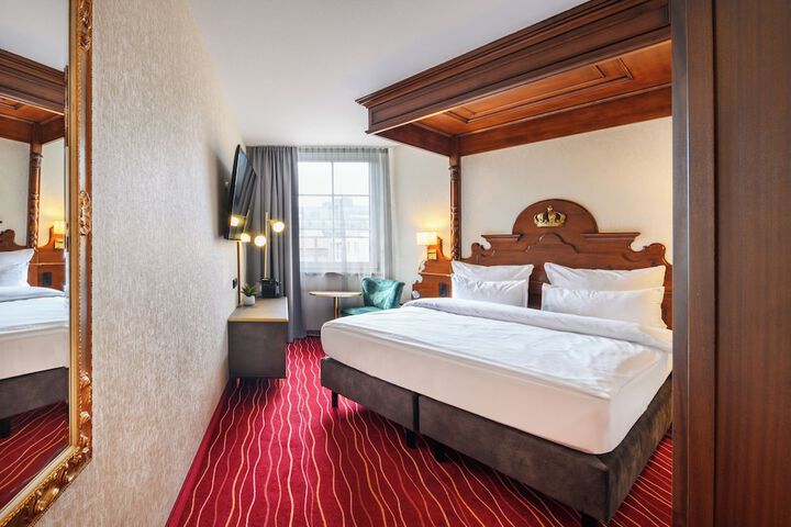 Room 42 of 111