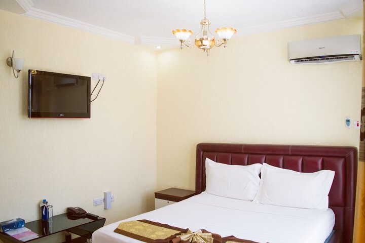 Room 10 of 38