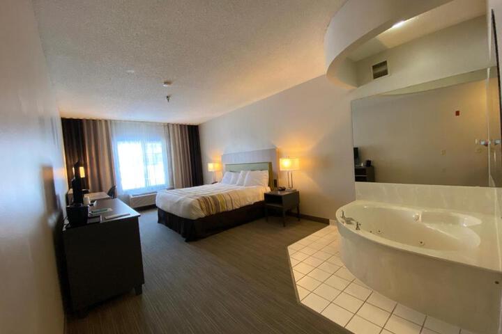 1 King Bed (5 of 10)