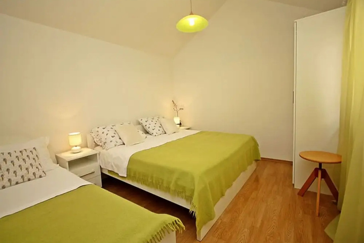 Room 4 of 13