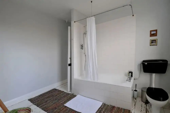 Room 9 of 16