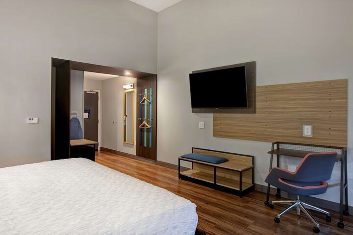 1 King Bed (12 of 15)