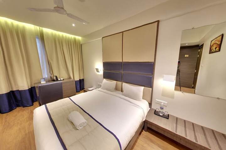 Room 4 of 16