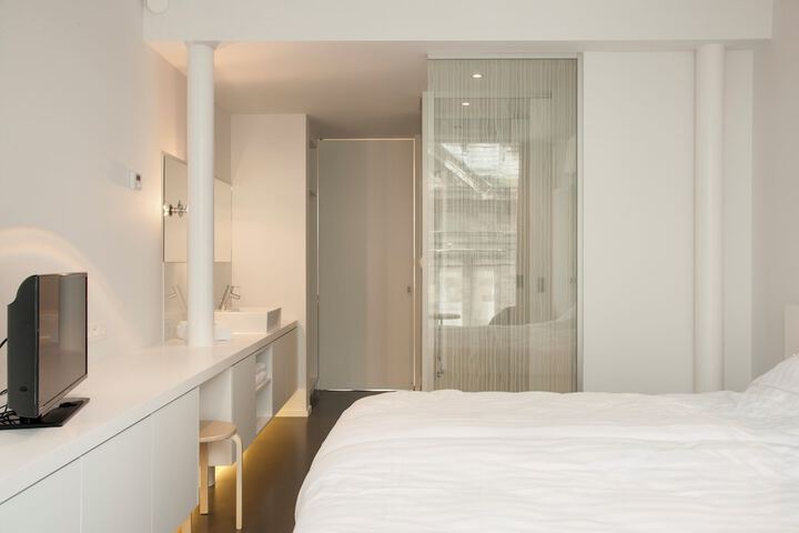 Room 4 of 18