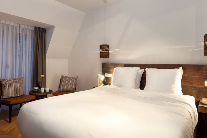 Room 8 of 33
