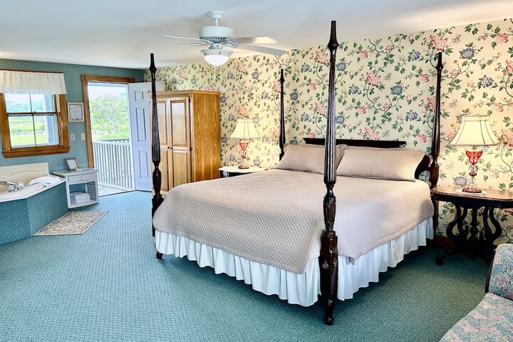 Room 8 of 100