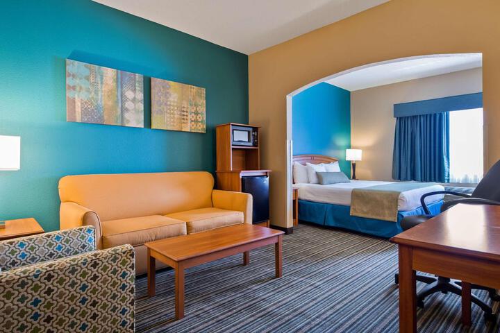 Suite 1 King Bed Oversized Room Sofa Bed - Wireless Microwave and Refrigerator Full Breakfast (1 of 6)