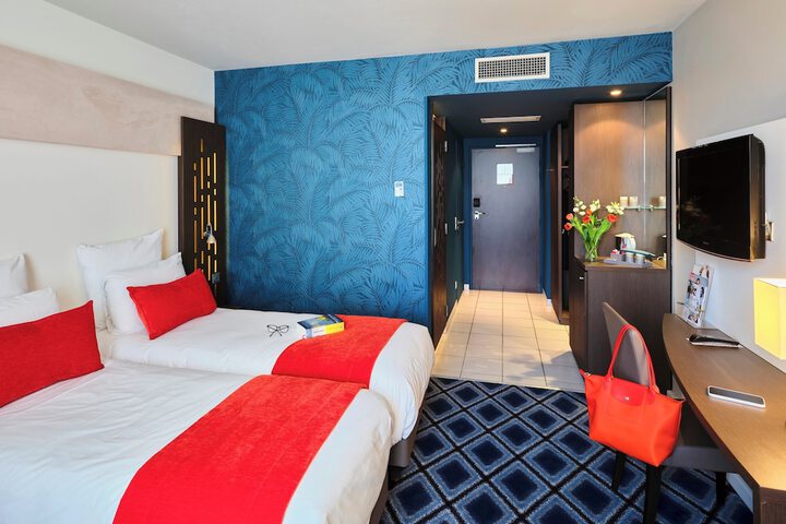 Room 3 of 71