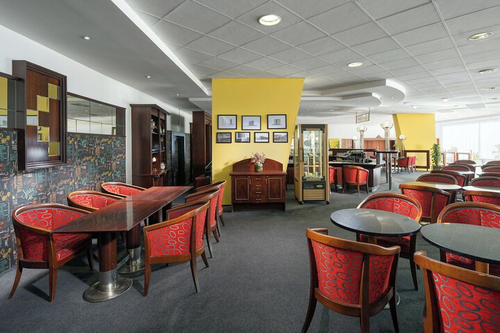 Lounge 24 of 39