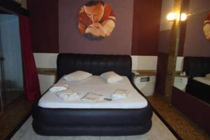 Room 14 of 16