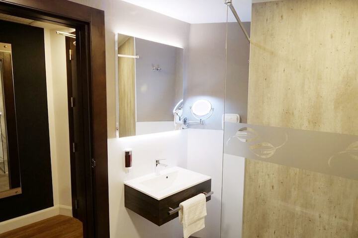 Room 11 of 25