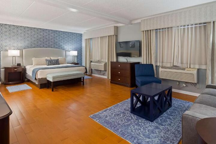 1 King Bed Refrigerator WiFi Full Breakfast (17 of 31)