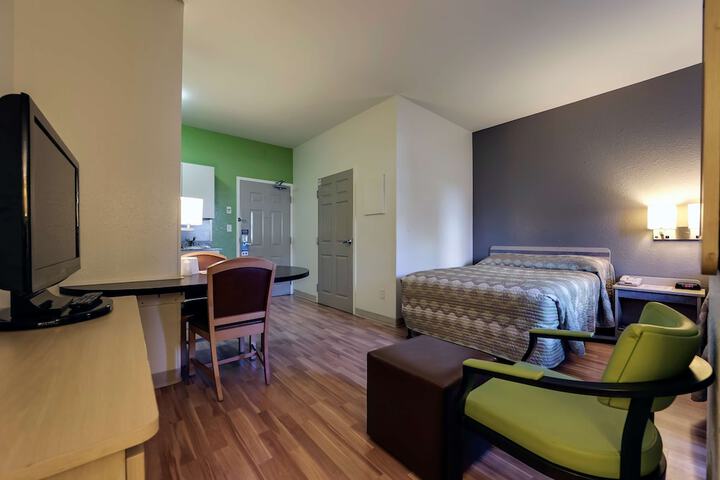 1 Queen Bed (2 of 10)