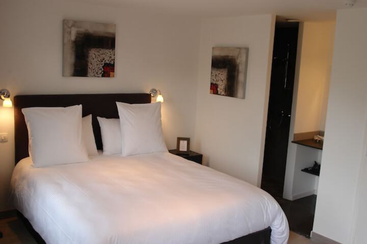 Room 4 of 63