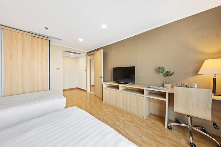 Room 8 of 184