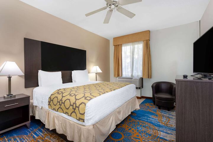 1 King Bed (8 of 10)