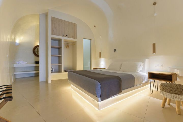 Room 4 of 102