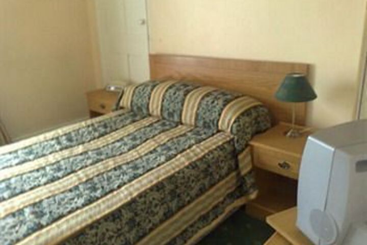 Room 4 of 16