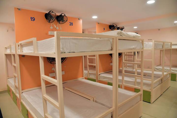 Room 6 of 32