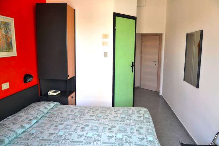 Room 13 of 37