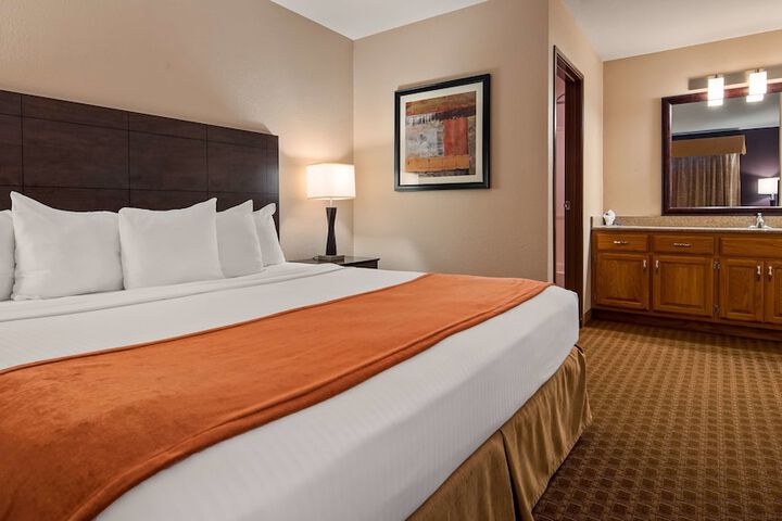 1 King Bed Sofa Bed Oversized Room, Microwave and Refrigerator High Speed Internet AC (7 of 12)