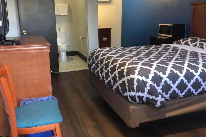 Room 7 of 12