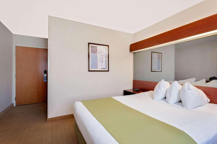 1 Queen Bed (2 of 14)