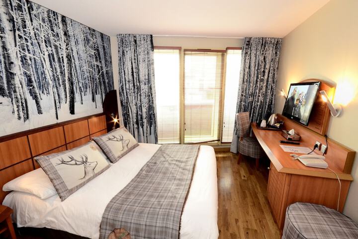 Room 4 of 33