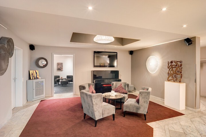 Entrance & Lobby