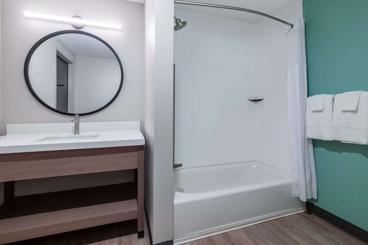 1 Queen Bed Mobility Accessible Bathtub with Grab Bars (7 of 25)
