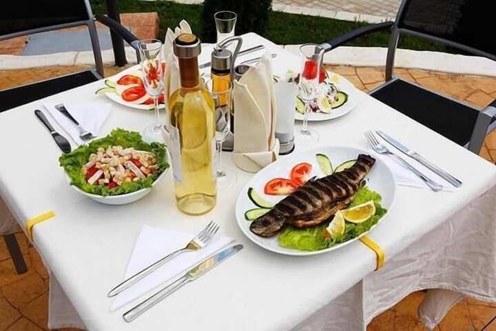Dining 40 of 52