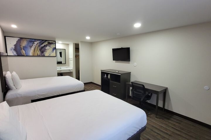 2 Queen Beds (7 of 11)