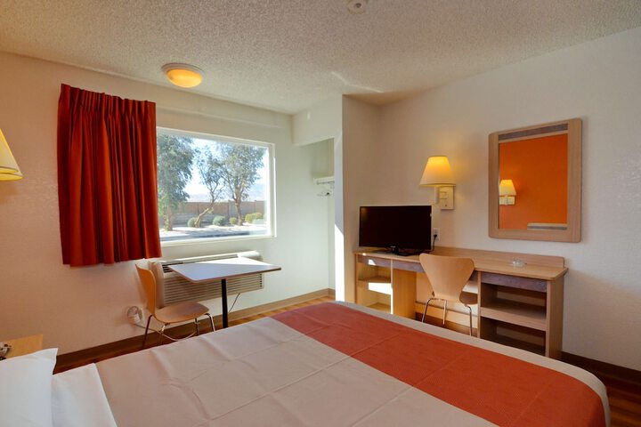 Deluxe Queen Room (2 of 8)