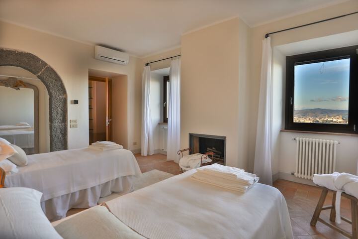 Room 15 of 38