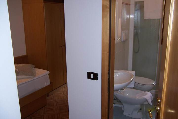 Room 27 of 53