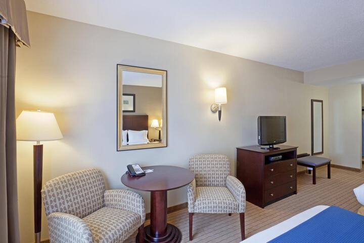1 King Bed (7 of 9)