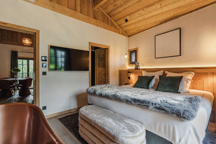 Room 6 of 14
