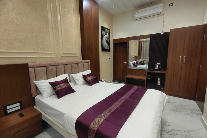 Room 4 of 15