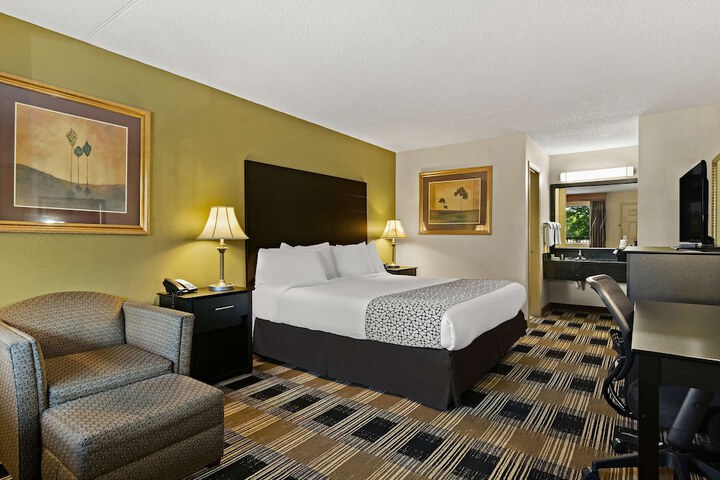 1 King Bed Microwave and Refrigerator WiFi Continental Breakfast (14 of 26)