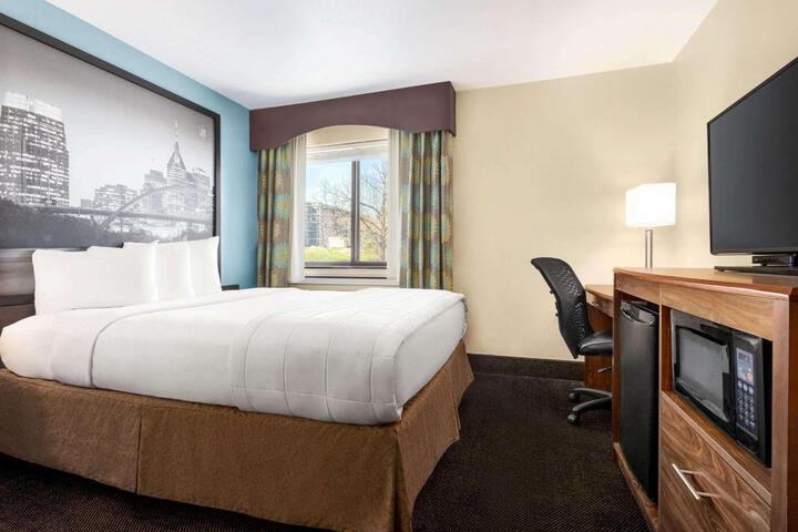 1 Queen Bed (2 of 6)