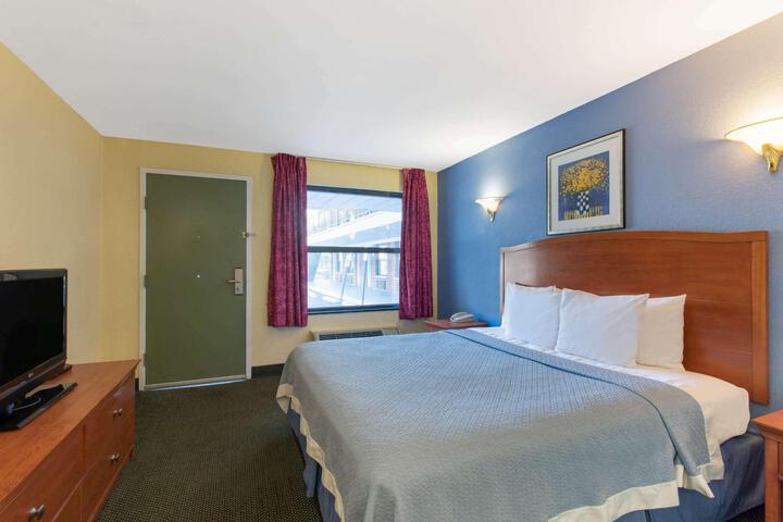 1 Queen Bed (4 of 13)