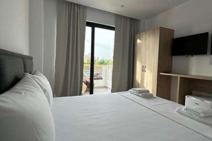 Room 3 of 96