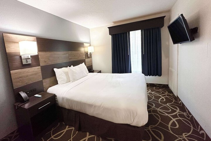 1 Queen Bed Efficiency Suite (8 of 54)