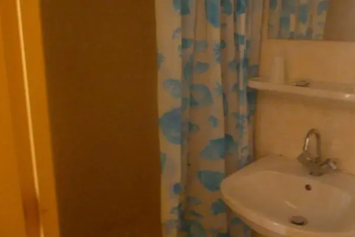 Room 9 of 13